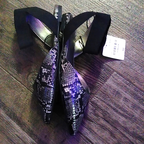 Wor Globe Snake Flat Shoes - Picture 6 of 6